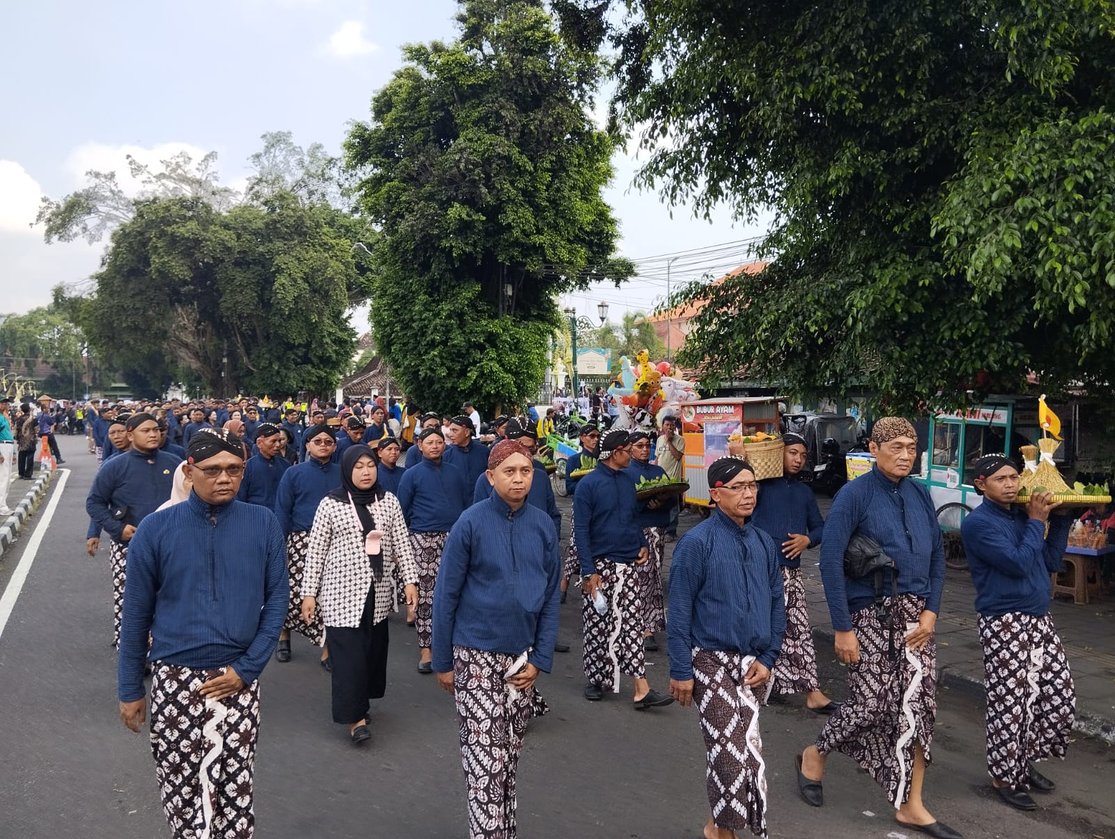  Ribuan Pamong Ikut Kirab Hasil Bumi, Wisatawan Padati Malioboro dan Keraton Yogyakarta
