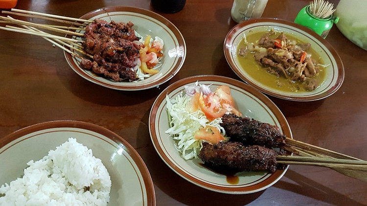 Menelusuri Jejak Kelezatan Kuliner di Sekitar Gerbang Utama Stasiun Solo Balapan