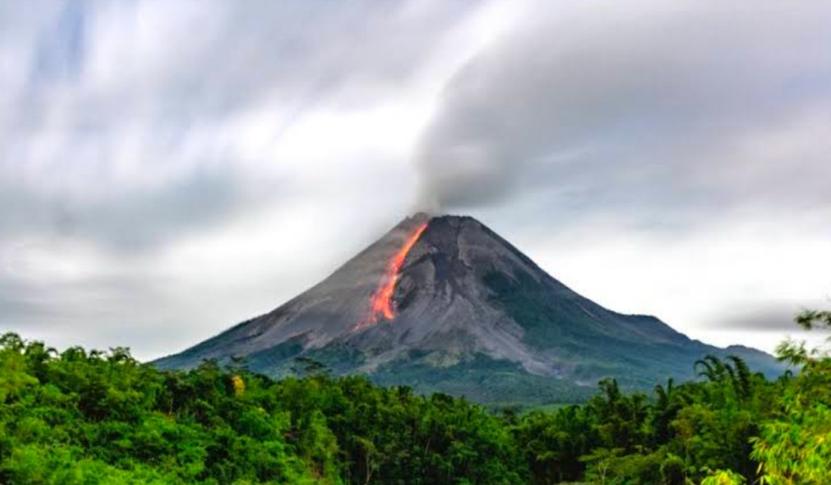 Masuk Level Siaga III, Gunung Merapi Terus Keluarkan Guguran Lava ke Arah Barat Daya