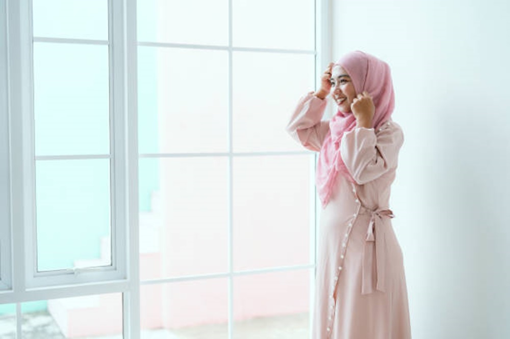 Tampil Rapi Sepanjang Hari, Inilah Model Gamis Satin Anti Kusut yang Nyaman Dipakai