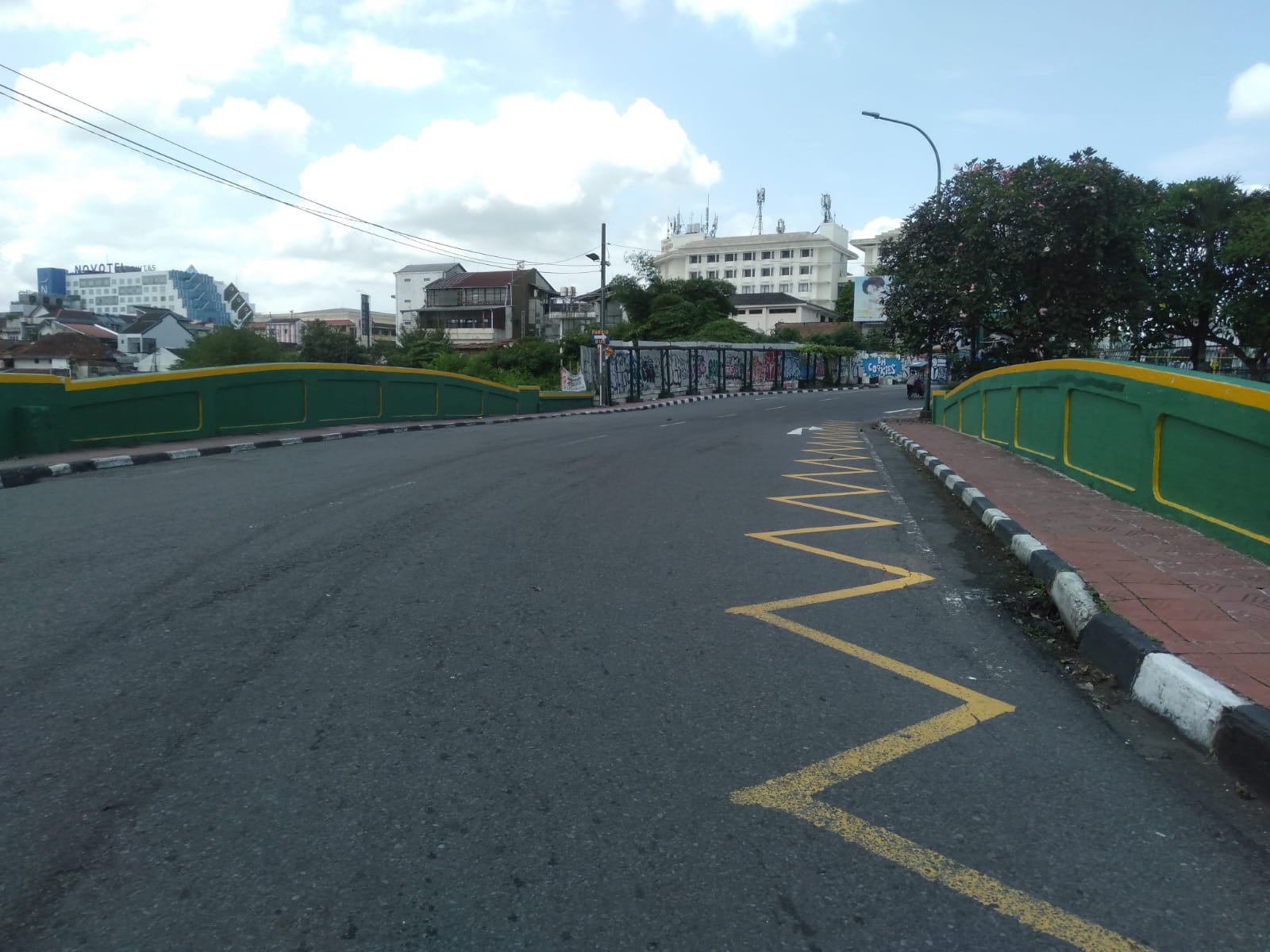 Warung Kopi Viral di Jembatan Kewek, Hasto: Ditertibkan dan Diganti Tenda Satpol PP