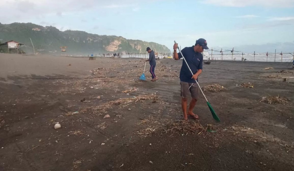 Efek Libur Panjang Imlek 2025, Volume Sampah di Pantai Selatan Bantul Naik 25 Persen