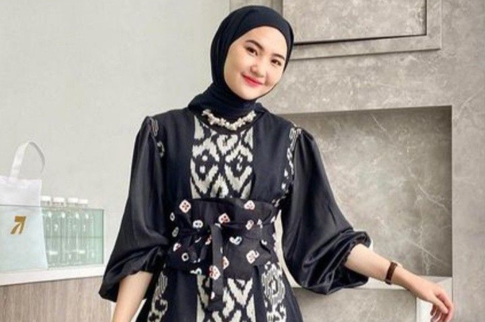 Bergaya Cantik dan Anggun dengan Dress Batik Kombinasi Polos, Intip Model Terbarunya Disini