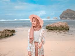 Rekomendasi Outfit Wanita Hijab Ke Pantai Liburan Cantik Anti Gerah, Yang Pasti Modis Dan Simple