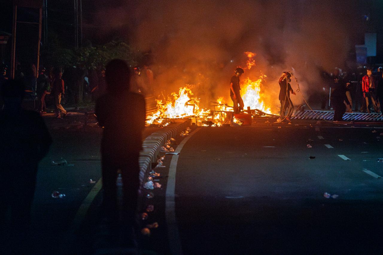 Massa Aksi Bertambah, Pos Polisi dan CCTV Simpang Empat Condongcatur Dirusak