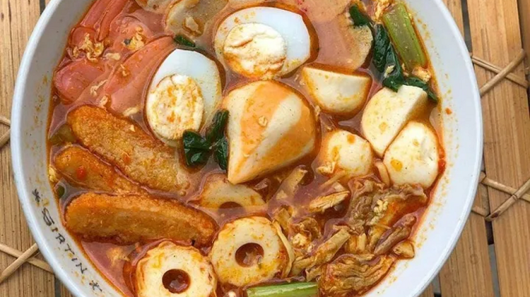 5 Seblak Terbaik di Bandung yang Buka Sampai Larut Dengan Puluhan Topping