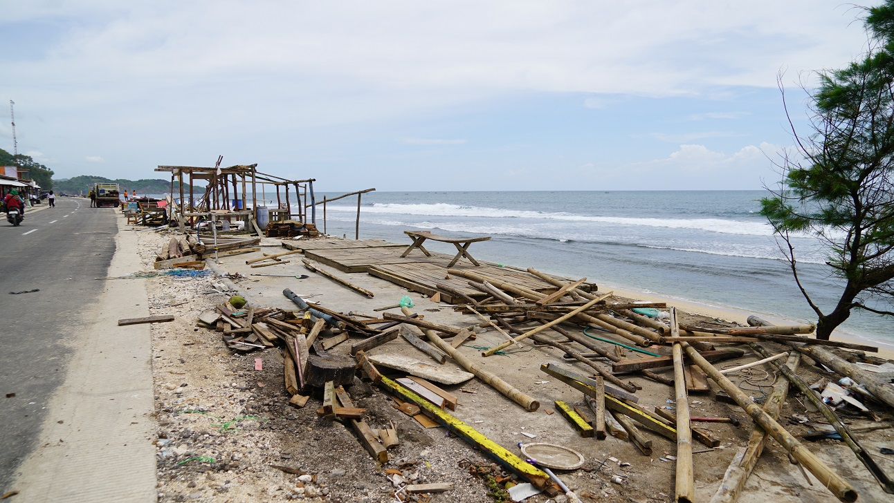 109 Pedagang Bongkar Kios di Pantai Sepanjang, Penataan Kawasan Segera Dimulai