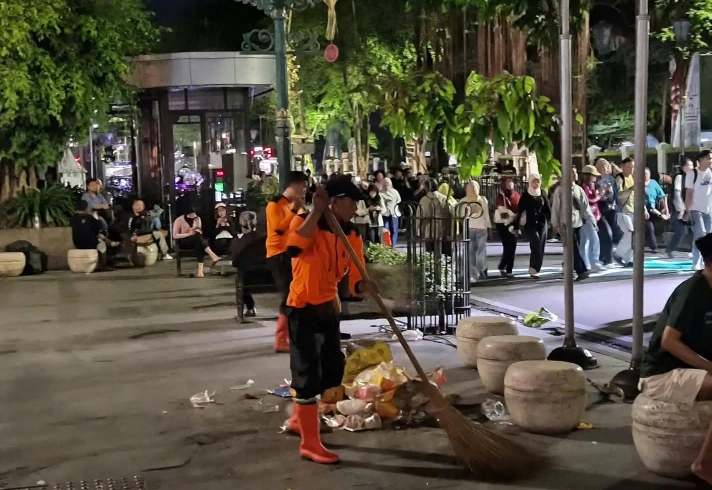 Gelaran WJNC Kelar, Petugas Kebersihan  Gercep  Malioboro Kembali Bersih Pagi Hari