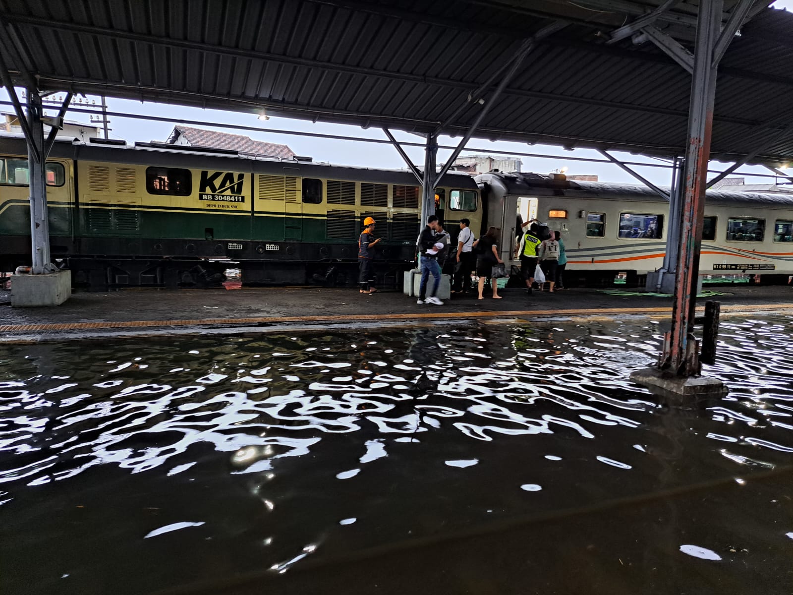 Banjir Merendam Jalur Perlintasan Kereta Api, Penumpang Arah Semarang Dialihkan