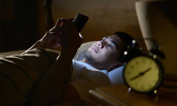 10 Kebiasaan Aneh yang Dilakukan Orang di Malam Hari: Terungkapnya Sisi Gelap Rutinitas Nocturnal