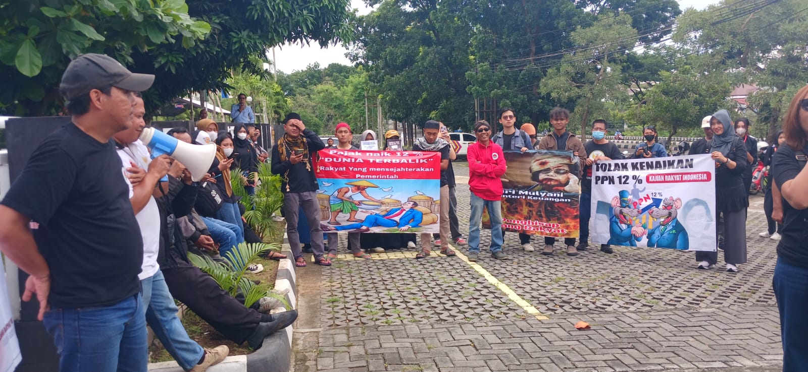  Massa Gabungan Aliansi Jogja Memanggil dan Rakyat Peduli Tolak PPN 12 Persen di Kantor Pajak DIY