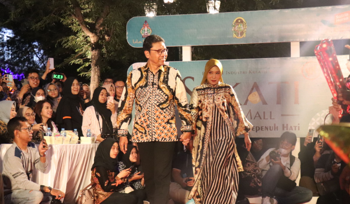 Pamerkan Batik dari Banyak Desainer, Fashion Show Dadakan di Malioboro Tarik Antusias Warga