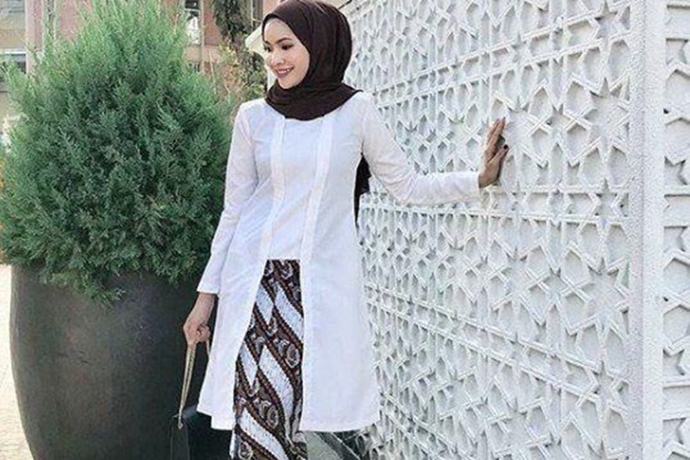 Ide Styling Kebaya Putih dan Rok Plisket, Kombinasi Cantik Elegan dengan Sentuhan Modern