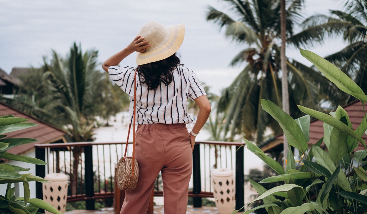 Nyaman dan Praktis, Simak 5 Inspirasi Outfit Terbaik untuk Liburan di Musim Panas 2025