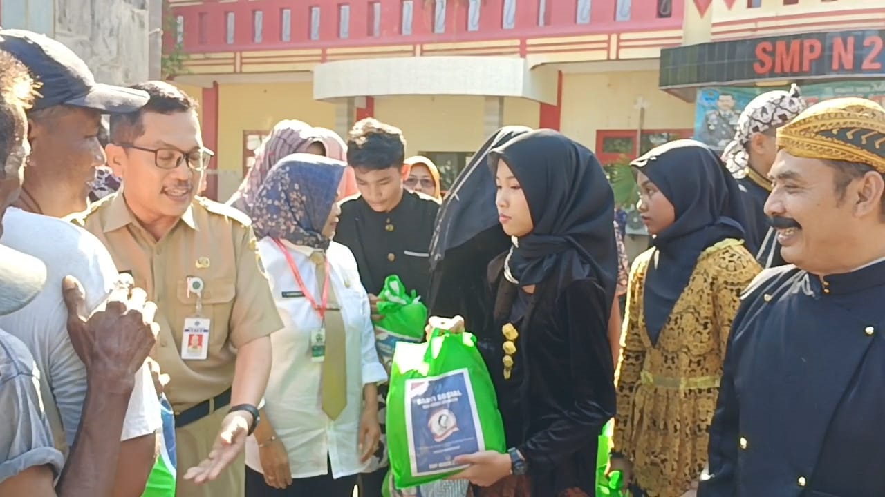 Hari Kartini, Siswa SMPN 2 Brebes Bagikan 300 Paket Sembako untuk Warga Kurang Mampu