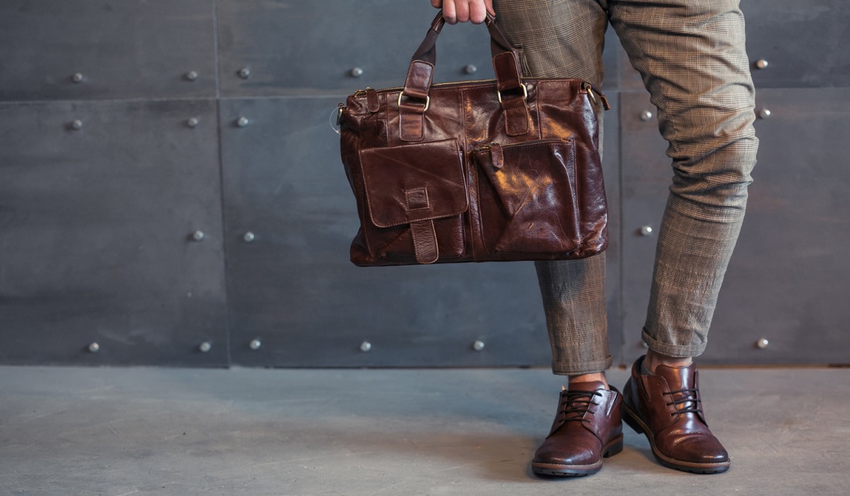 Desain Eye Catching dan Unik, Simak 5 Rekomendasi Tas Pria Populer di Tahun 2025 yang Layak Kamu Coba