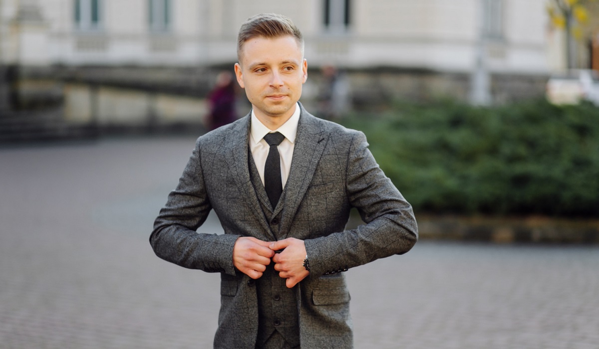 Pancarkan Kesan Lebih Berwibawa, Inilah 5 Model Jas Pria Elegan yang Punya Tampilan Stylish