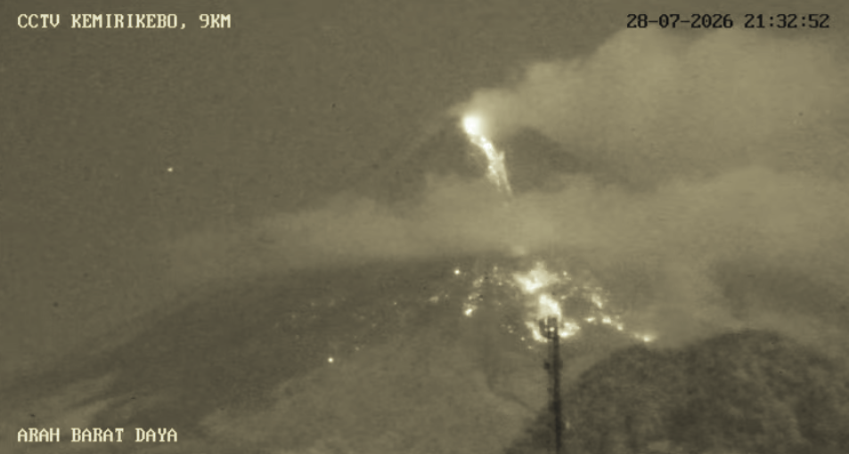 Gunung Merapi Erupsi Awan Panas Selasa Malam, Luncur 2 Kilometer ke Arah Boyong