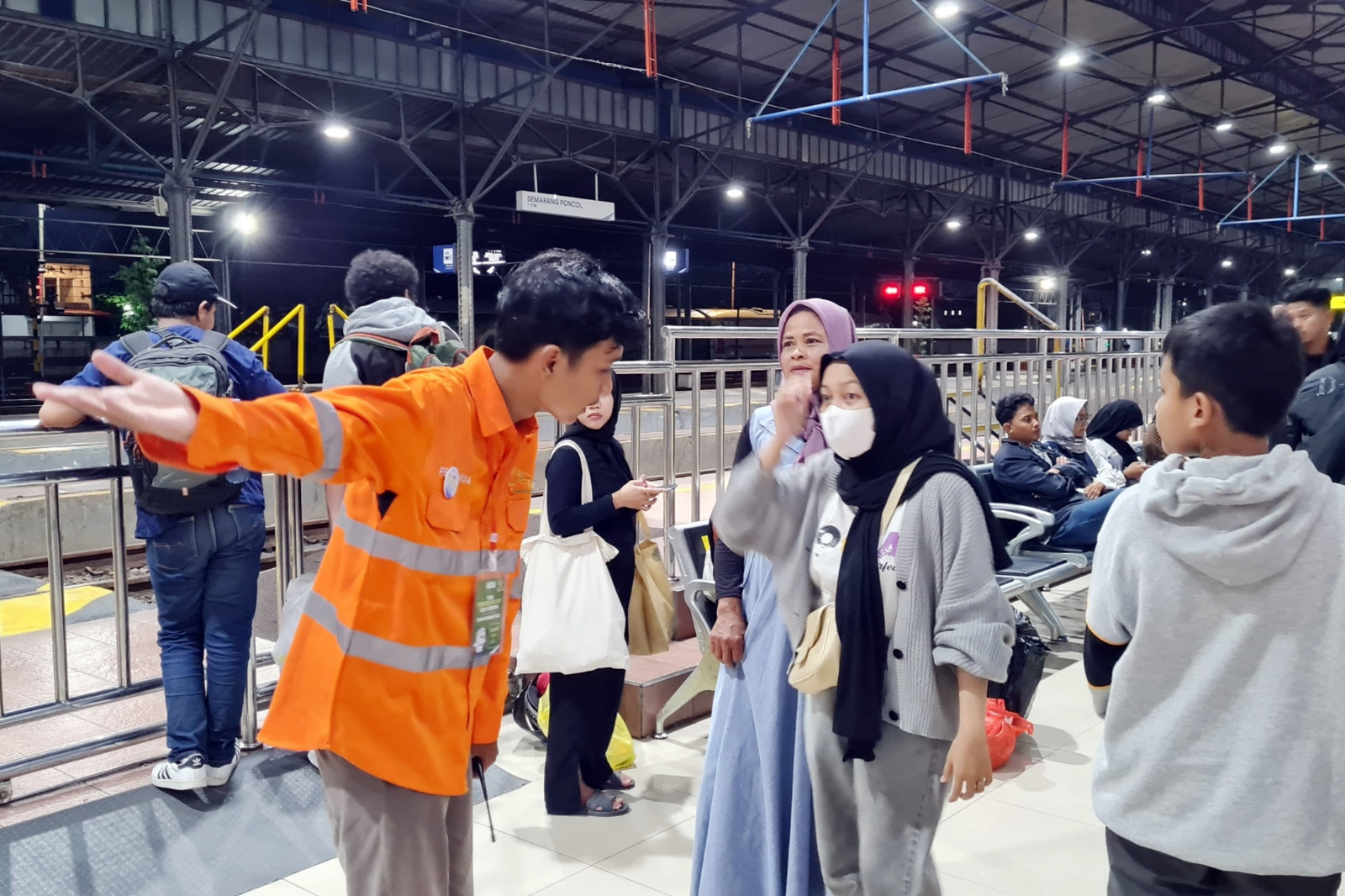 Komunitas Railfans Bantu Penumpang KA Stasiun Tegal saat Momen Masa Angkutan Lebaran