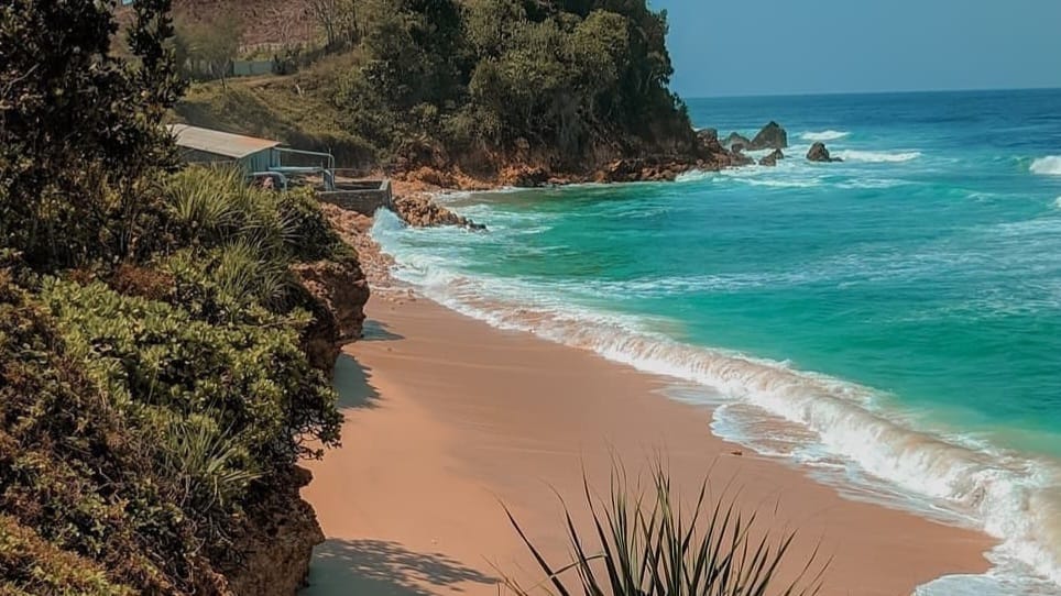 Wisata Terbaru 2024! Pantai Pacar dengan Keindahan Pemandangan Alamnya Akan Membuat Anda Terpesona