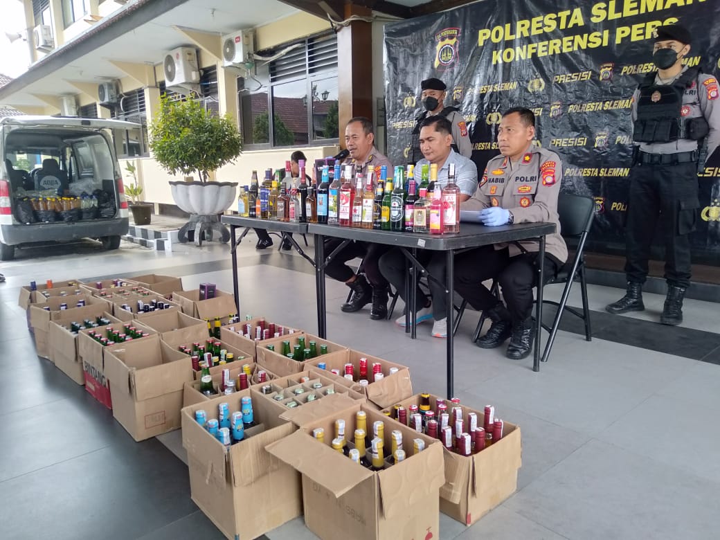  Polresta Sleman Sita Ribuan Botol Miras Pabrikan dan Oplosan, Sepuluh Pelaku Ditangkap 