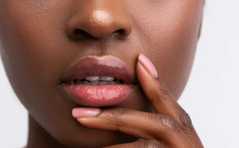 Boleh Ditiru! 5 Kebiasaan yang Membantu Memutihkan Bibir Gelap Secara Cepat dan Aman