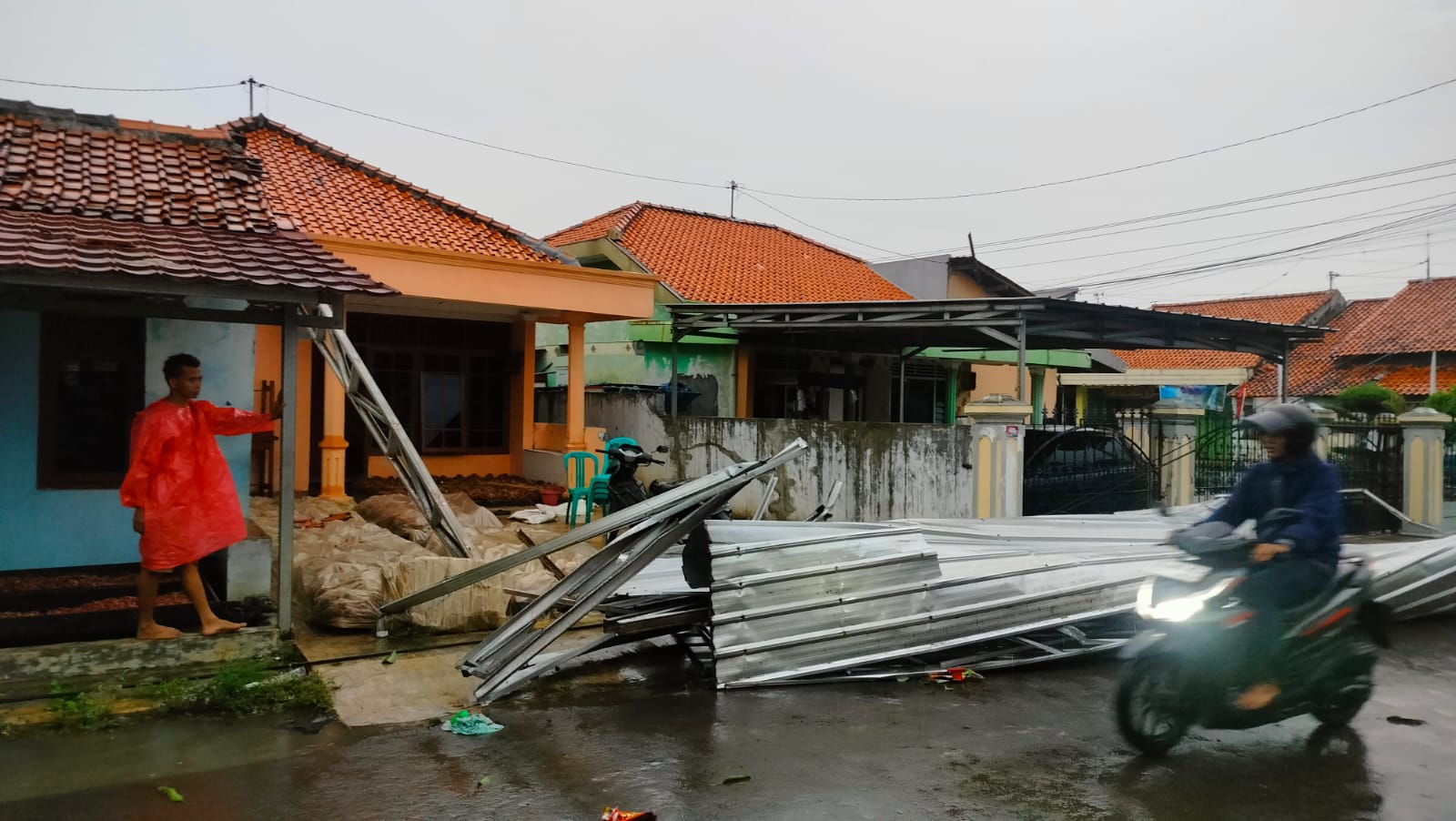 Hujan Disertai Angin Kencang di Brebes Rusak Puluhan Rumah