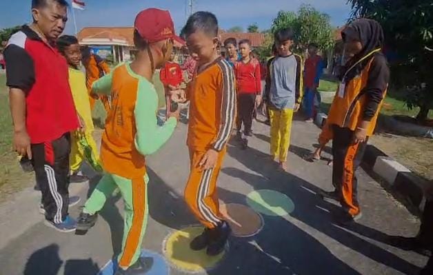 Budayakan Kearifan Lokal Tanpa Gadget, Peserta MPLS SMPN 3 Brebes Diajak Lestarikan Permainan Tradisional