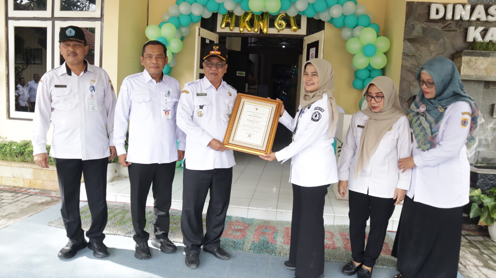 Kadinkesda Wakili Pemkab Brebes Terima Penghargaan Program Keamanan Pangan Olahan Siap Saji Kemenkes Saat HKN