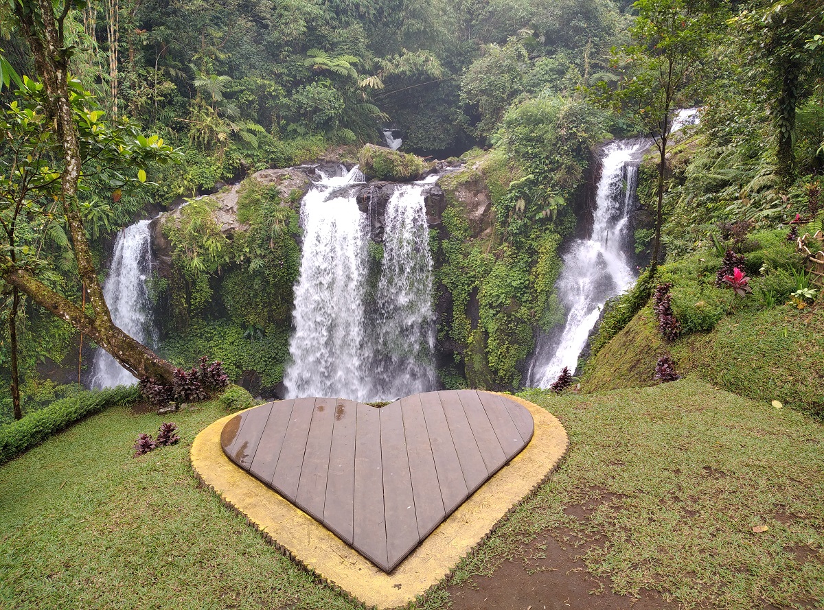 Destinasi Wisata Purwokerto Terbaru 2024 Curug Jenggala, Hadirkan Dek Berbentuk Love yang Indah untuk Fotomu 