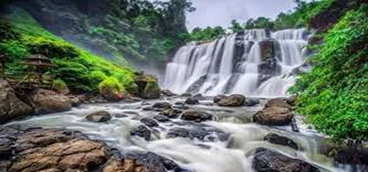 Eksotis dan Segar! Ragam Wisata Air Terjun Terindah di Bandung, Paling Seru Dengan Suasana Alam Menyegarkan