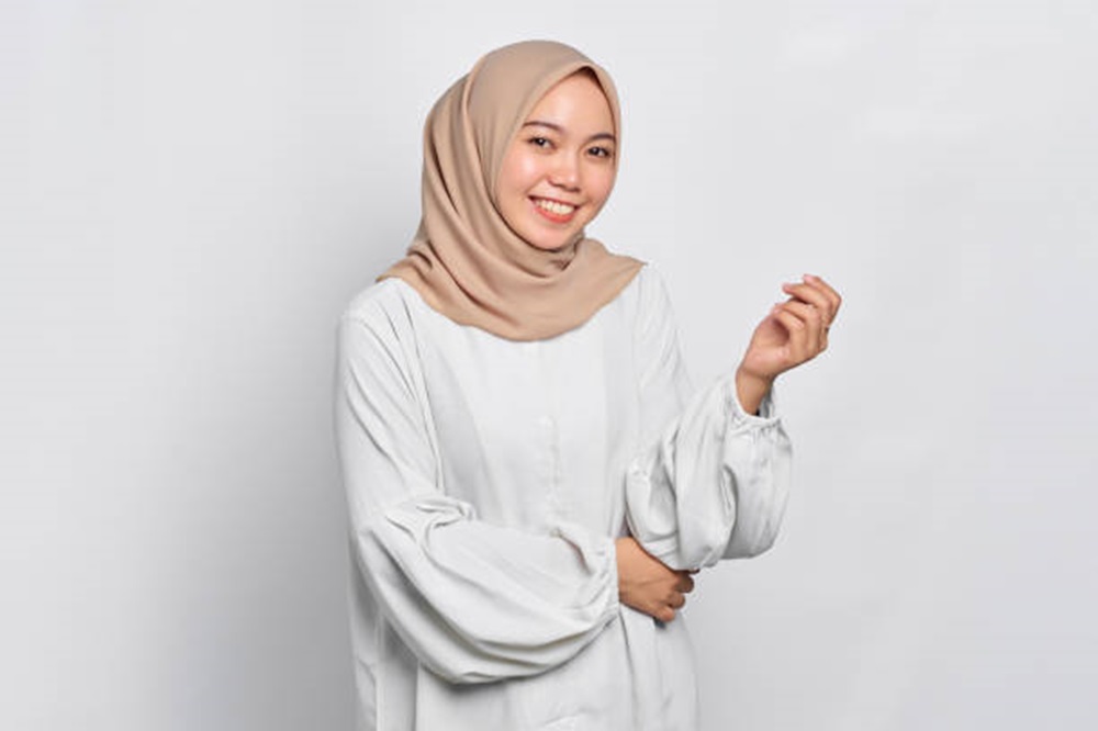 OOTD Blouse Putih Hijab untuk Tampilan Anti Monoton, Intip Inspirasinya Disini