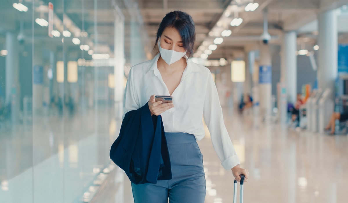 10 Ide Outfit Terbaik saat Pergi ke Bandara, Tetap Tampil Stylish saat Bepergian Jauh