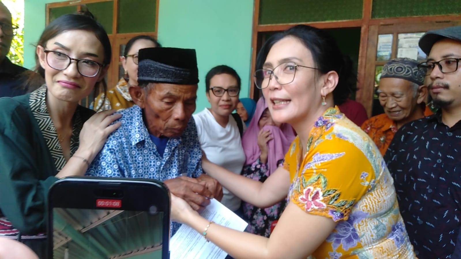 Temui Mbah Tupon di Bantul, Rieke Diah Pitaloka: Lu Jangan Nipu Orang, Orang Tua Dikerjain!