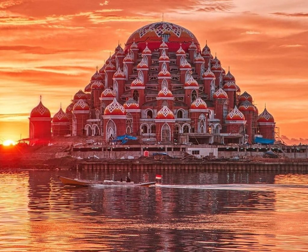6 Destinasi Wisata Terbaru 2024 Religi? Mengunjungi Masjid Estetik Terpopuler di Indonesia!