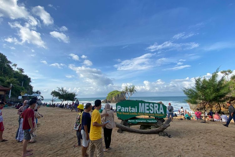 Pantai Mesra; Rekomendasi Wisata Low Budget di Jogja yang Romantis