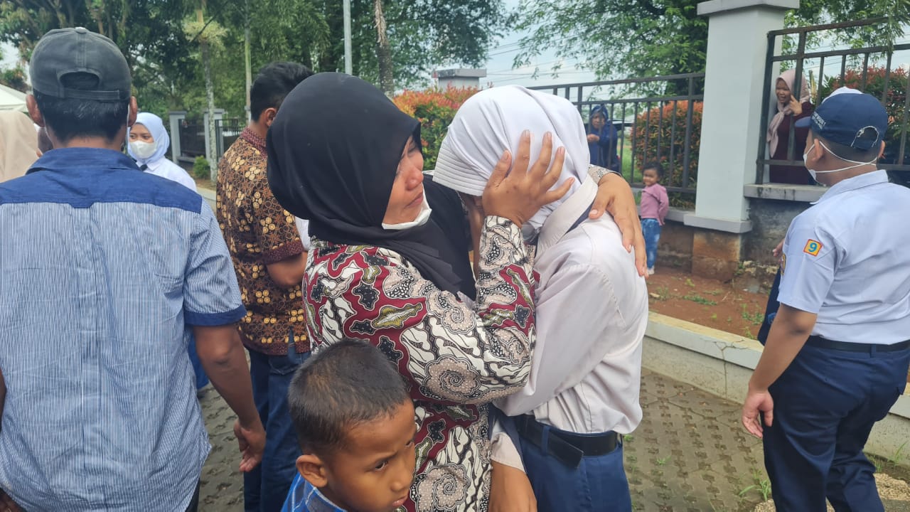 Isak Tangis Warnai Serah Terima Siswa SMKN Jateng Pati, Orangtua: Saya Bangga