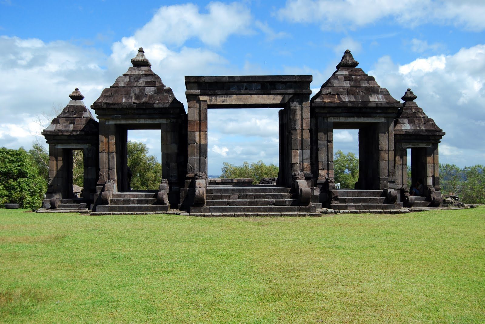 Menelusuri Jejak Wisata Keraton Ratu Boko,  Situs Bersejarah Peninggalan Mataram Kuno Abad ke-8