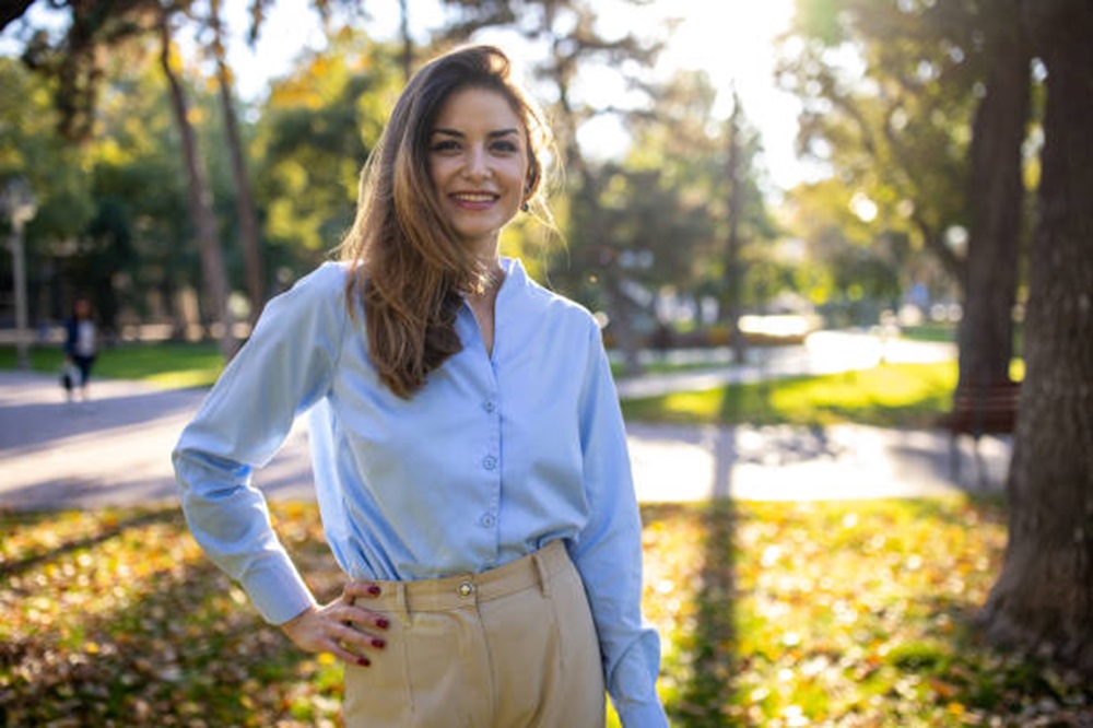 Stylish untuk Acara Santai Hingga Formal, Inilah 10 Model Baju Atasan Wanita Full Button Terbaru 2025