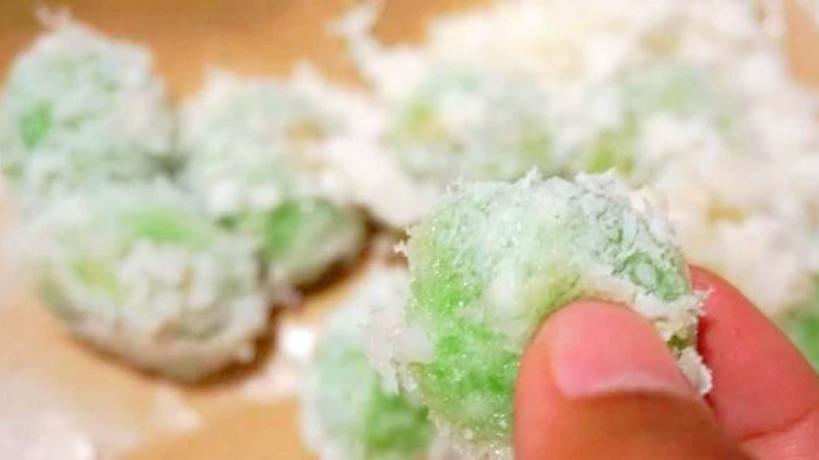 Menelusuri Jejak Manis Klepon Legendaris di Pulau Dewata