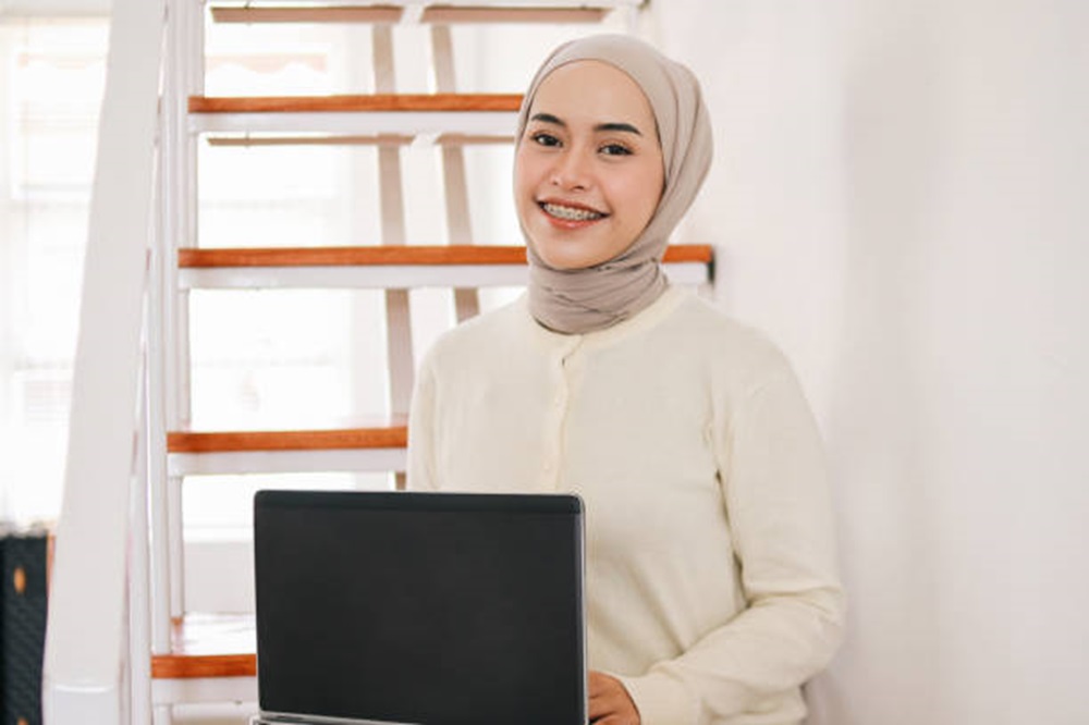 Referensi Outfit Casual Wanita ke Kantor Pakai Baju Warna Putih, Intip Disini Anti Boring