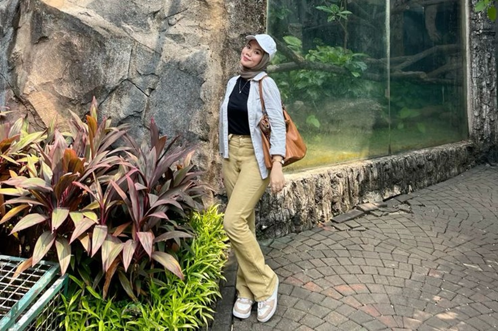 Ide Outfit Wanita ke Kebun Binatang, Tampil Kece Saat Liburan dengan Super Nyaman
