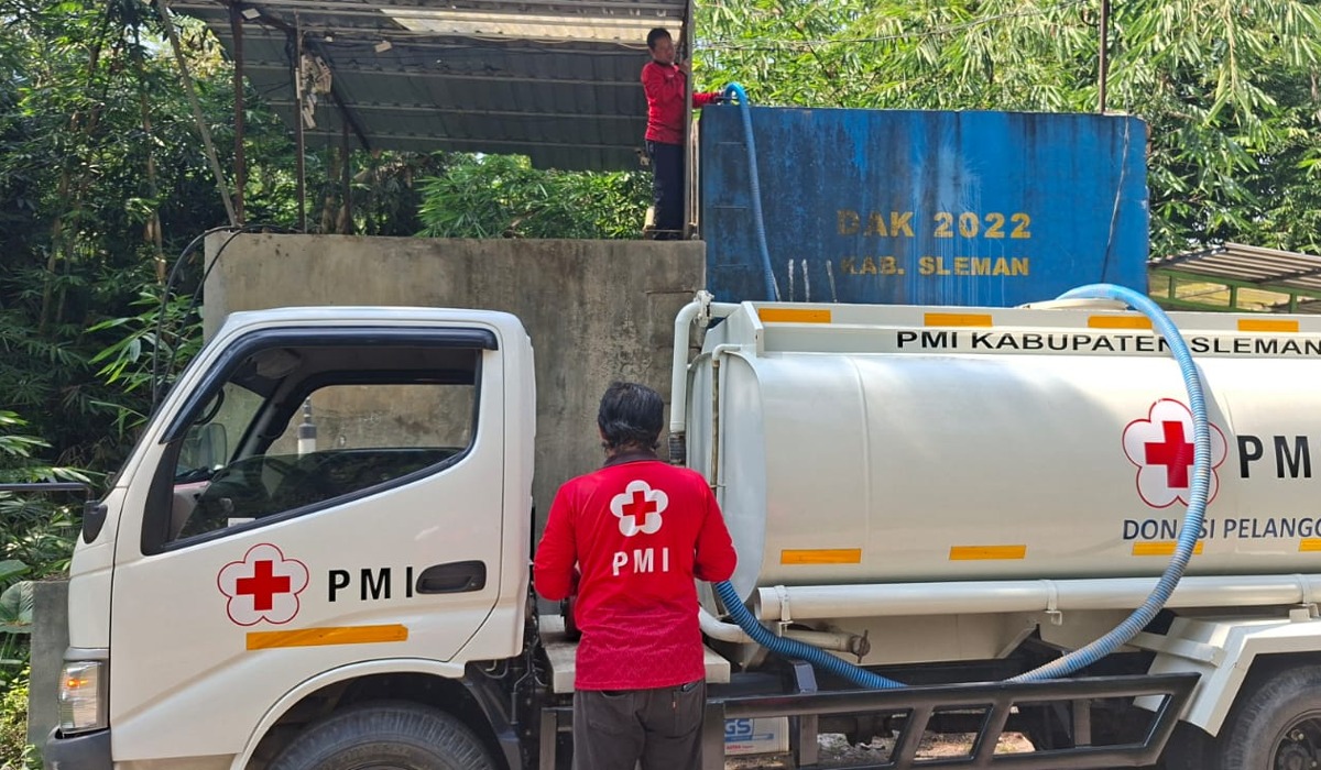 Sejak Juli Kekurangan Air, 175 Keluarga di Lereng Merapi Sleman Terima Bantuan PMI