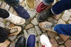 8 Rekomendasi Pilihan Sepatu Sneakers Pria, Yang Nyaman Dan Stylish Yang Hits di 2025