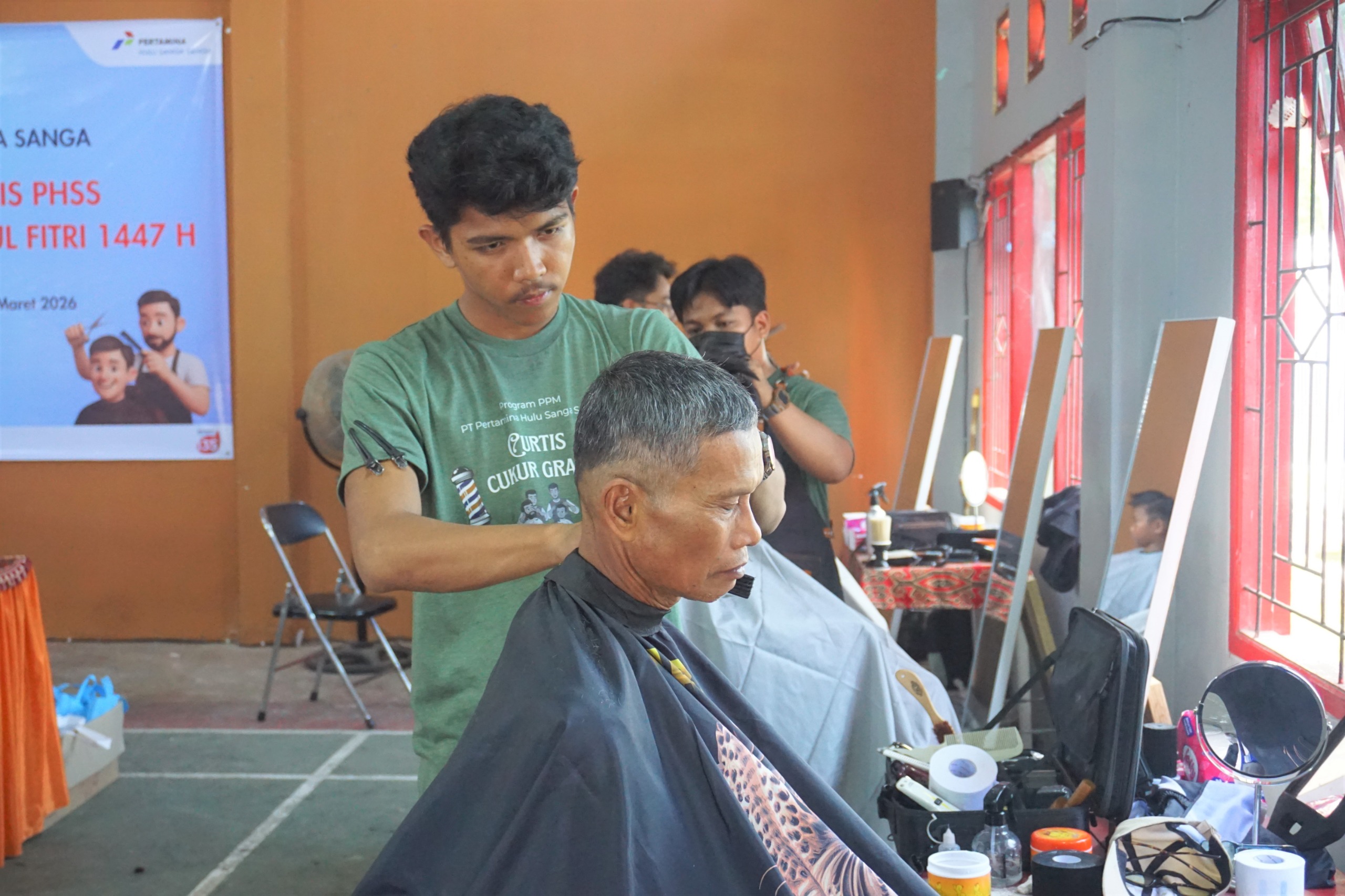 Berdayakan Warga Lokal, PEP Sangasanga Field dan PHSS Gelar Program “CurTis: Cukur Gratis” Jelang Idulfitri 