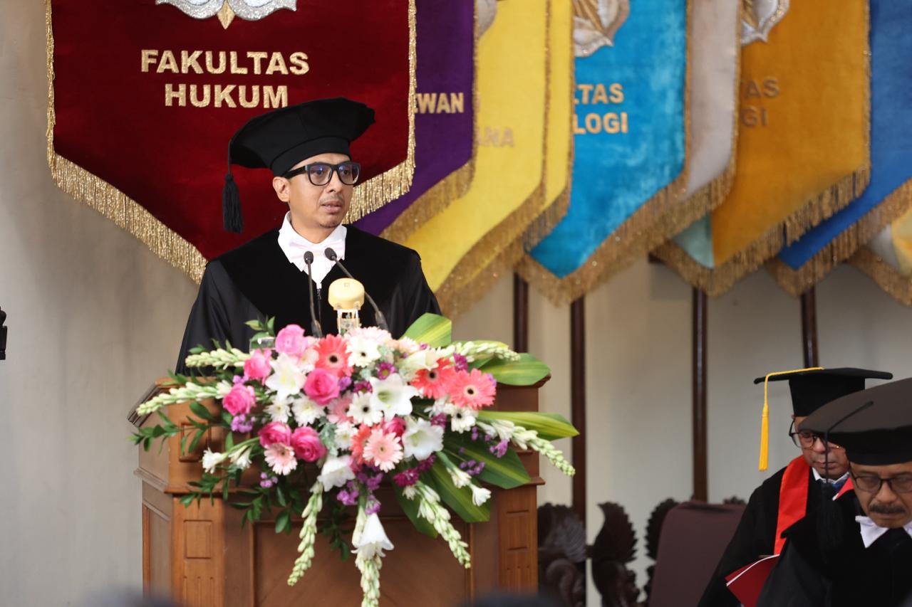 Pengukuhan Guru Besar UGM, Zainal Arifin Mochtar Kritik Pelemahan Lembaga Negara
