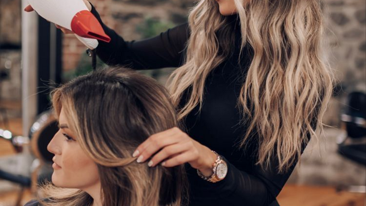 Rambut Lurus Sempurna? Hati-Hati Dampak Negatif Pelurusan Rambut Berlebihan