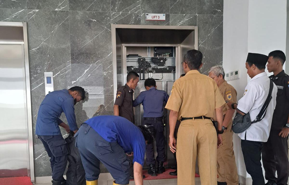 3 Pegawai Pemkab Terjebak Hampir Satu Jam di Lift KPT Brebes, Dievakuasi Petugas Damkar