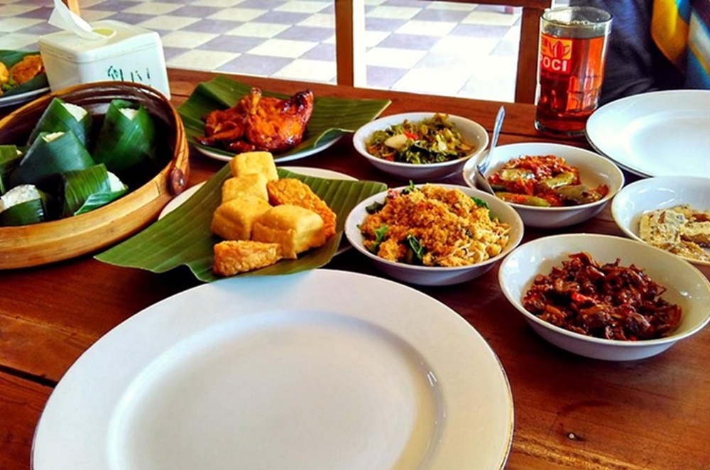 6 Tempat Makan Nasi Uduk di Jogja, Bisa untuk Sarapan atau Makan Malam Nikmat