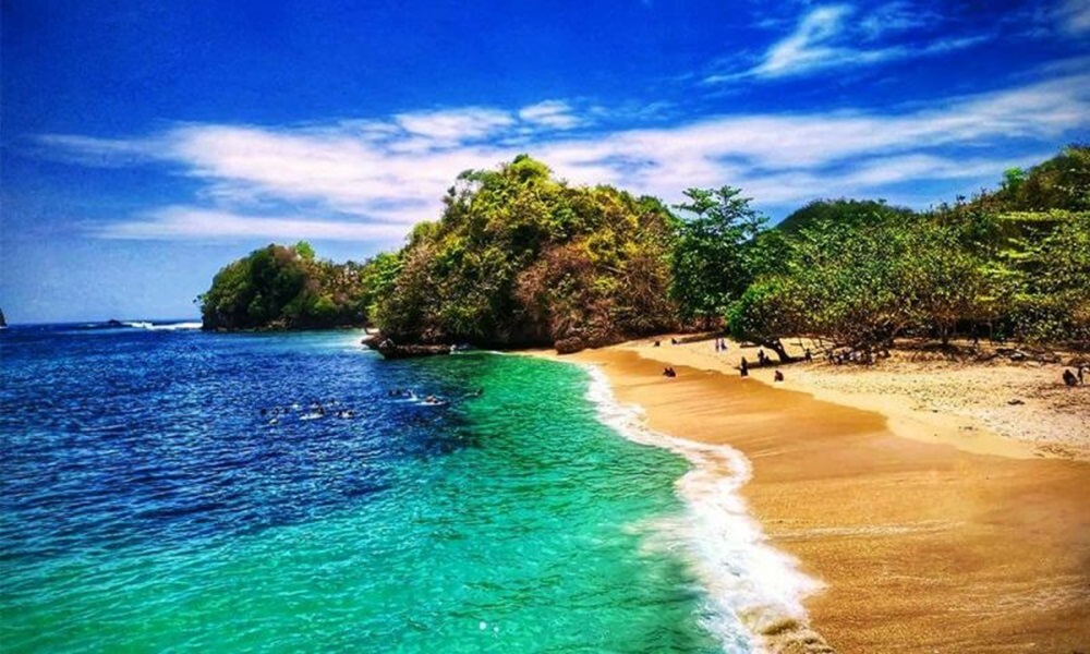 4 Wisata Terbaru 2024 Pantai di Jawa Timur, Salah Satunya Ada yang Memiliki Warna Air Laut Gradasi